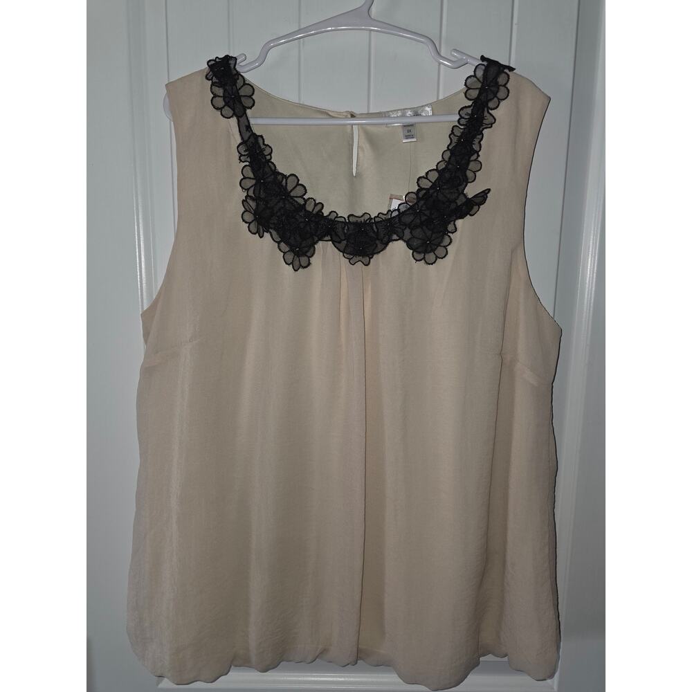 Dressbarn Cream Sleeveless Top with Floral Trim. Lined, lightweight flowy NWT